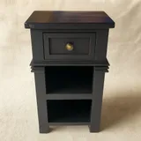 Zwart nachtkastje met lade, stijlvol houten kastje 81 cm hoog